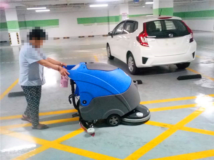 手推小巧洗地機(jī)  柳寶LB-50B小巧手推式停車場(chǎng)超市洗地機(jī)