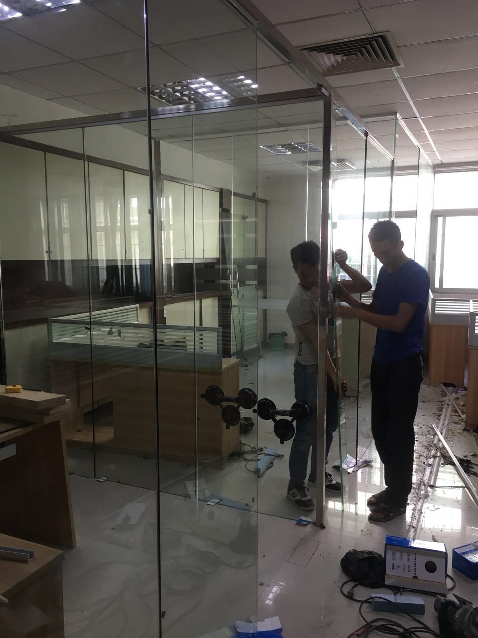 東莞清溪專業(yè)鋼化玻璃隔墻鋁合金隔