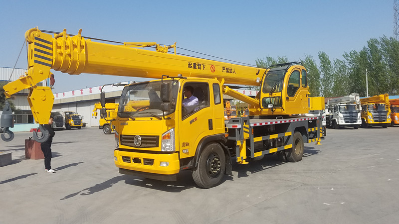 三聯(lián)泵液壓系統(tǒng)國五12噸吊車廠家濟寧吊車東風吊車凱馬吊車