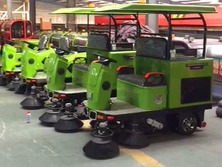 三輪駕駛型掃地車   柳寶LB-1500三輪駕駛式掃地車