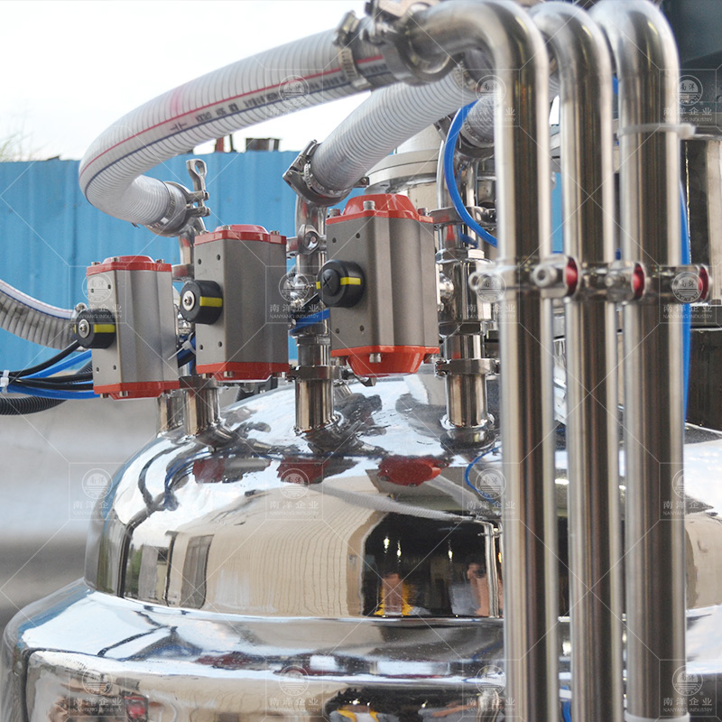 不銹鋼立式電加熱夾層攪拌機(jī)反應(yīng)鍋廠家 不銹鋼反應(yīng)鍋 全自動(dòng)稱重?cái)嚢桢?  title=