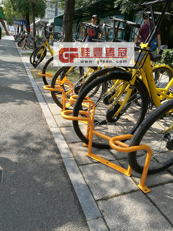 四平一學(xué)校安裝了自行車停車架
