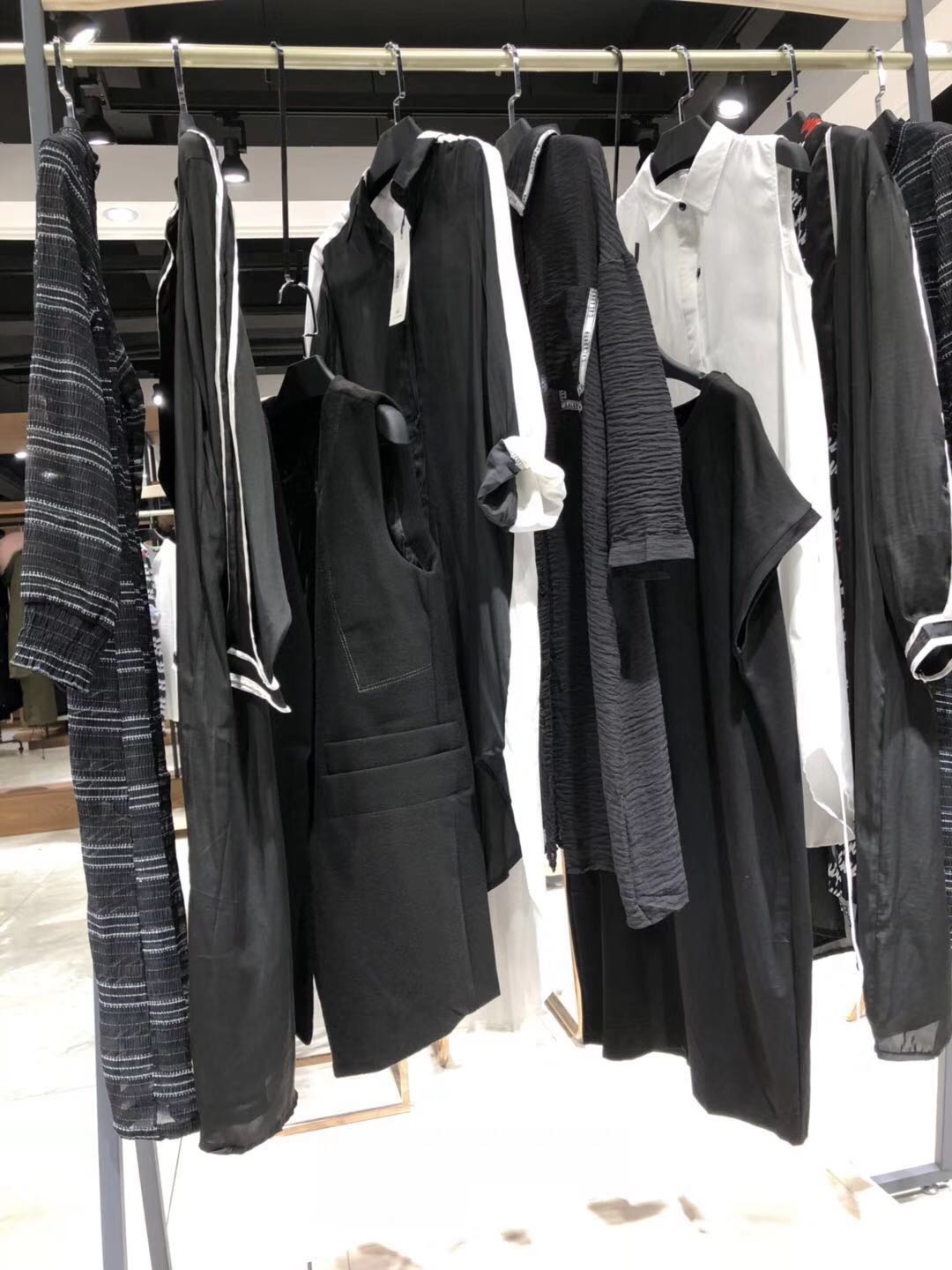 深圳原創(chuàng)青像真絲連衣裙女裝品牌折找富擇鋒一手貨源