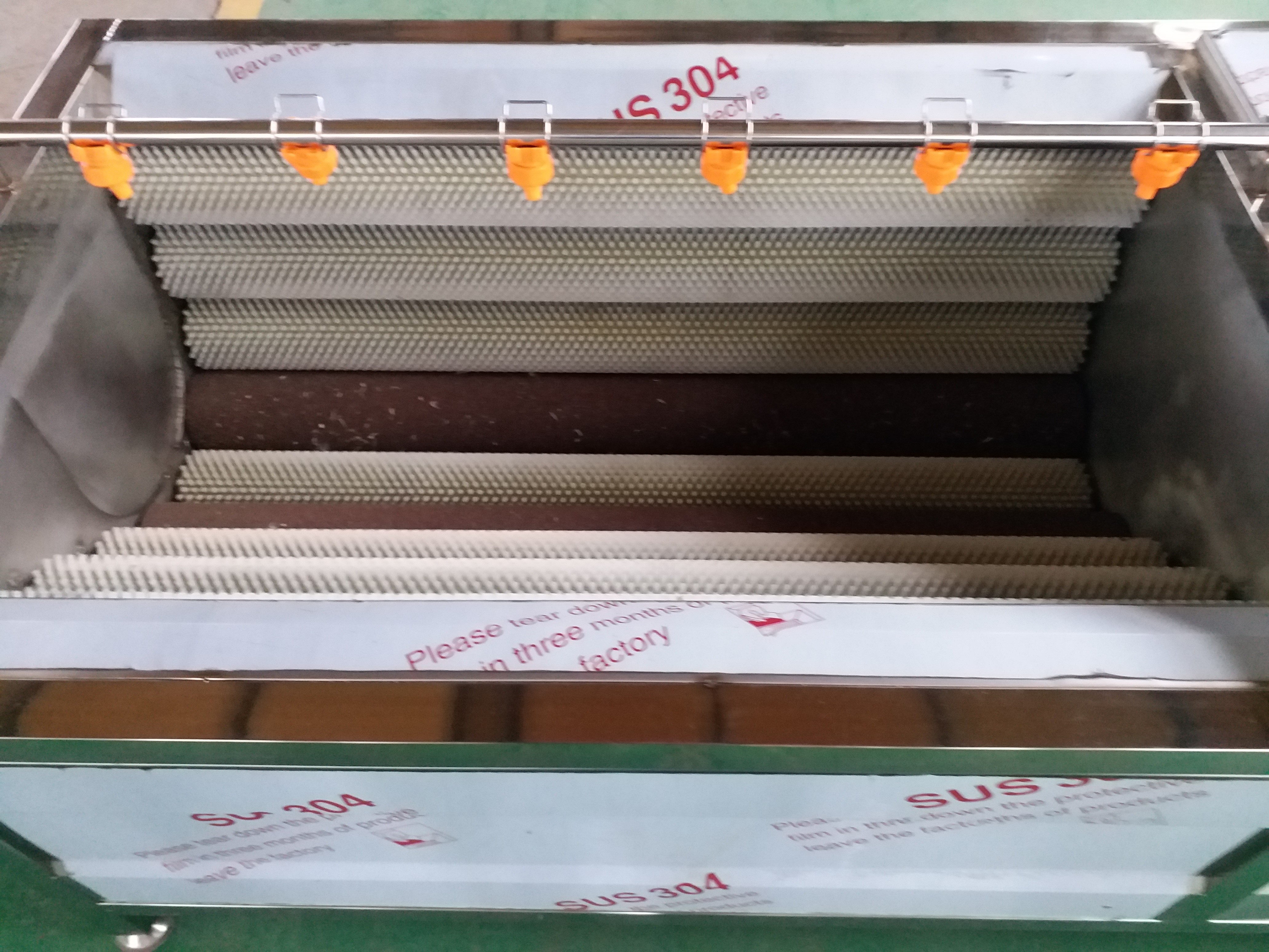 地瓜清洗機(jī)可應(yīng)用于土豆，紅薯，胡蘿卜，水產(chǎn)貝類的清洗與去皮。