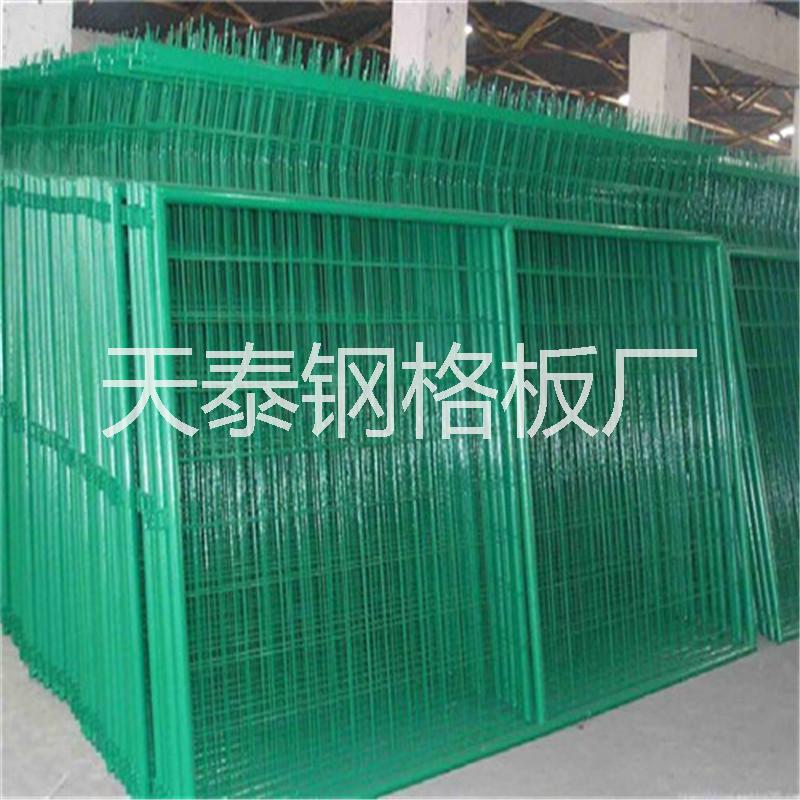 體育場(chǎng)護(hù)欄坑基護(hù)欄廠家直銷