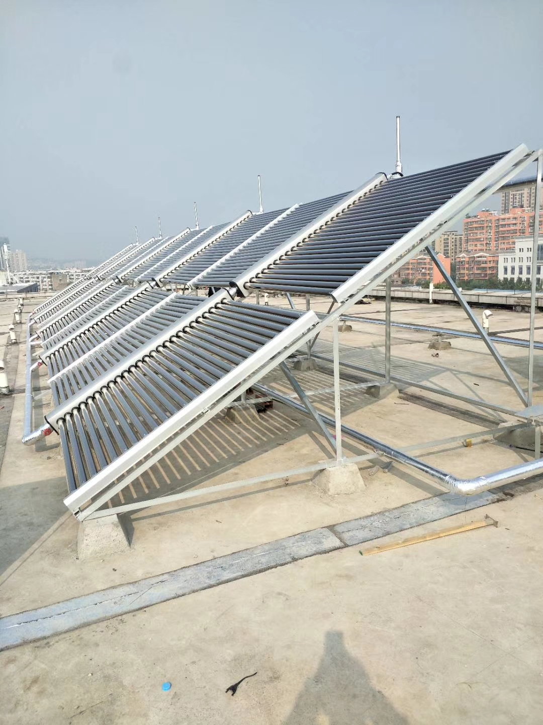 太陽能熱水工程 棗莊太陽能熱水工程 滕州太陽能熱水工程 薛城太陽能熱水工程 太陽能節(jié)能熱水工程