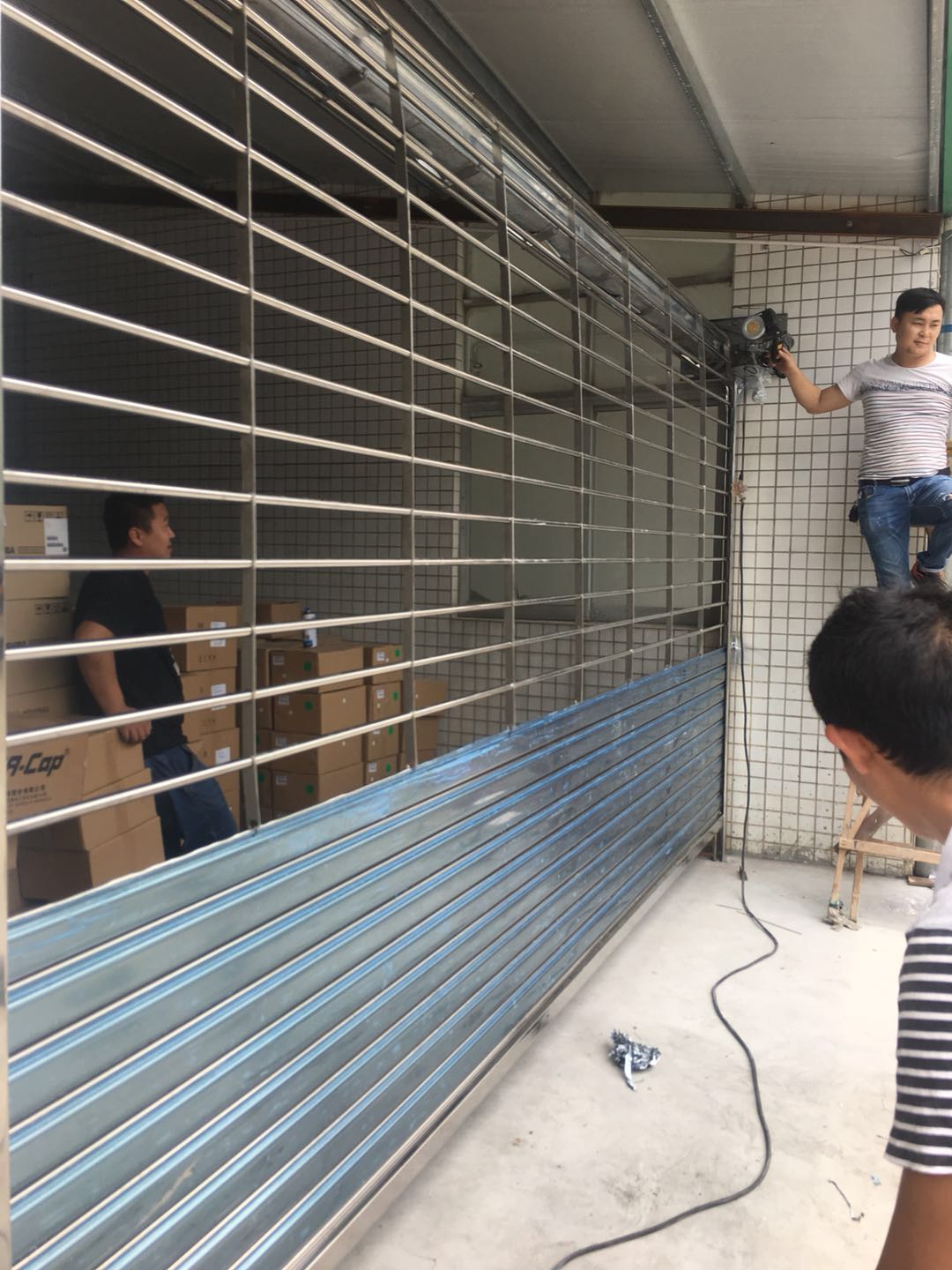 大浪菜市場(chǎng)店鋪卷簾門改造全新定制