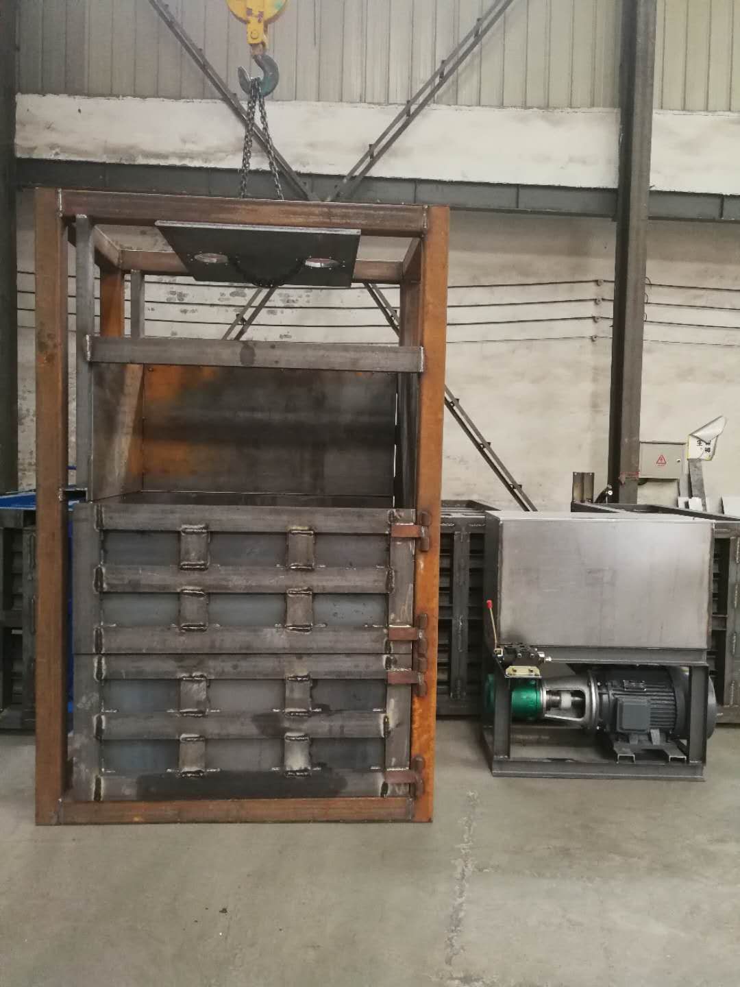 熱銷小型半自動立式廢紙打包機(jī) 廢紙箱打包機(jī) 垃圾打包機(jī)