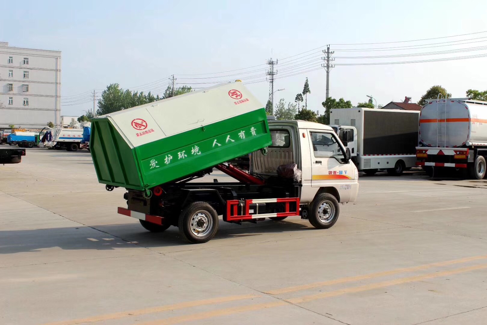 3方勾臂垃圾車，2方勾臂垃圾車，環(huán)衛(wèi)車生產(chǎn)廠家，廠家直銷。