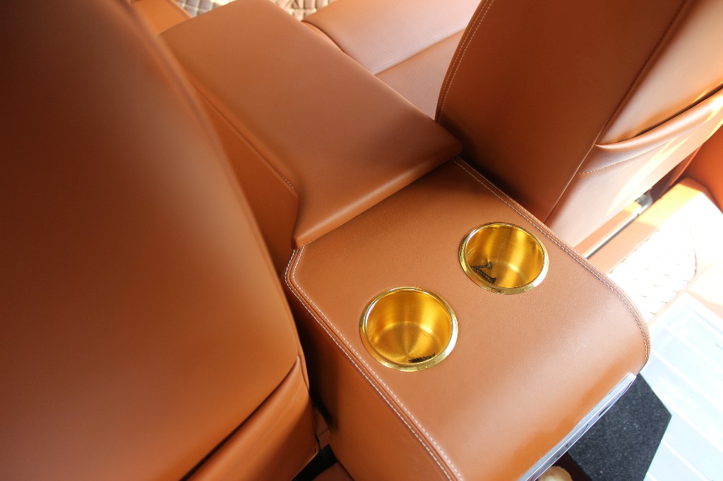 深圳大眾T5內(nèi)飾豪華升級(jí) 興萬(wàn)創(chuàng)個(gè)性打造邁特威精美