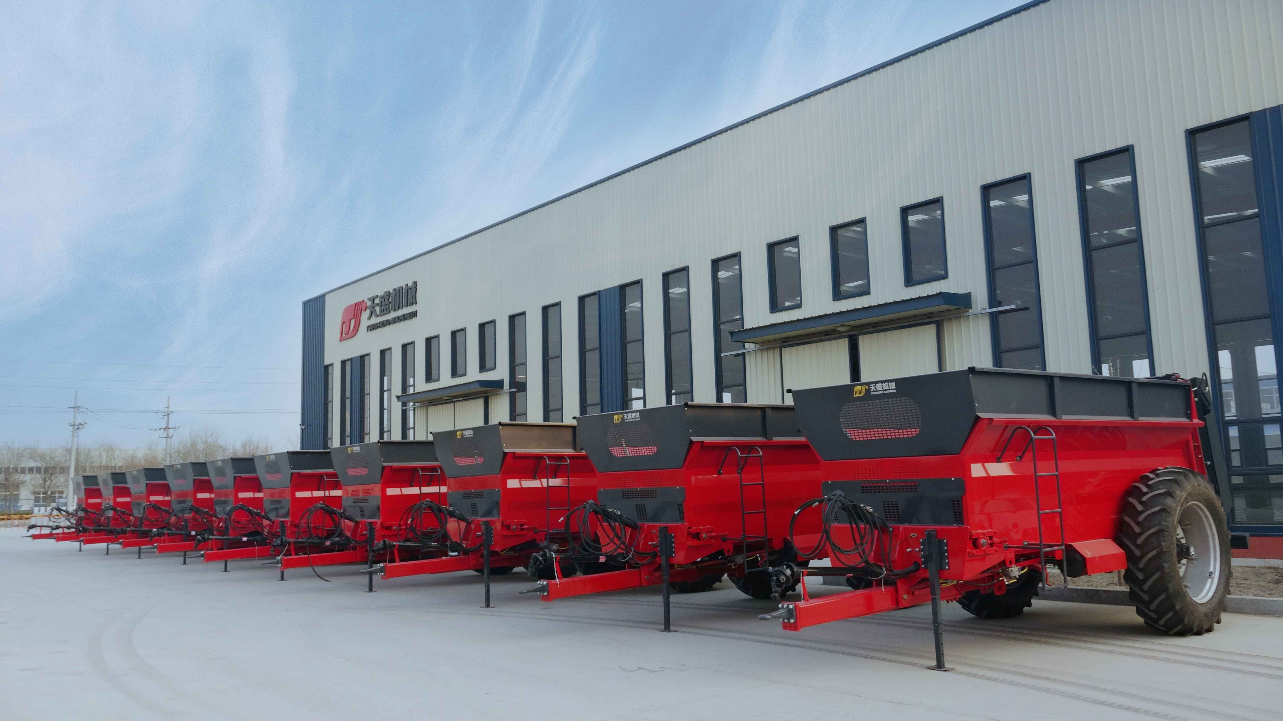 新型揚(yáng)肥機(jī)，大型撒糞機(jī)