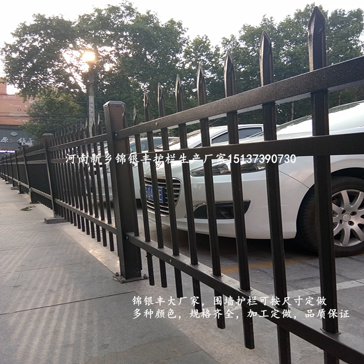 供應(yīng)工廠圍墻防護(hù)欄 熱鍍鋅噴塑無(wú)焊接護(hù)欄廠家批發(fā)價(jià)格