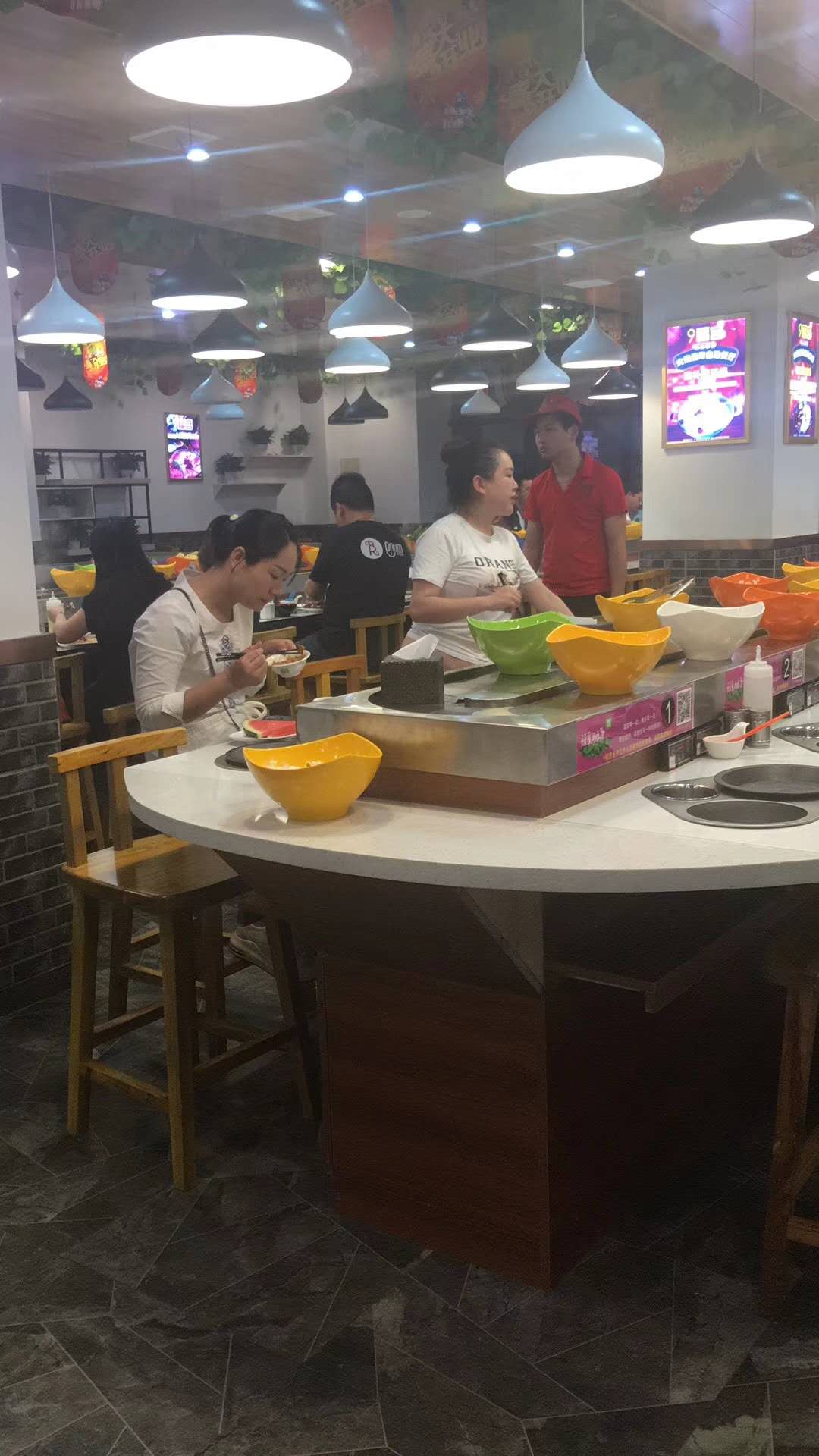 回轉(zhuǎn)火鍋設(shè)備 旋轉(zhuǎn)火鍋設(shè)備 火鍋加盟 火鍋設(shè)備價格