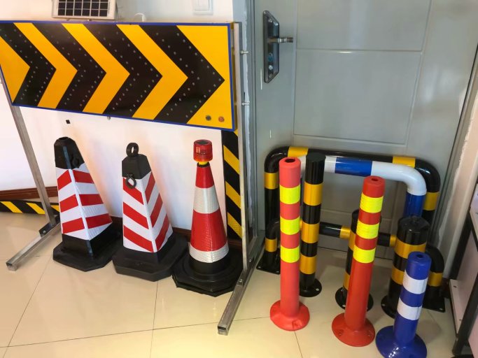 70cm塑料交通路錐 定制廣告定做地錐 塑料停車場(chǎng)*廣告路錐雪糕