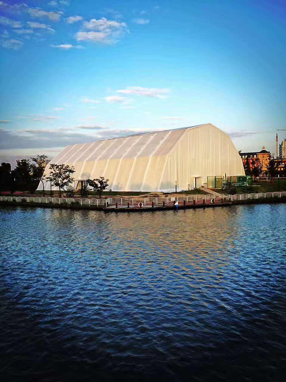 高校體育基礎(chǔ)設(shè)施瑞德爾裝配式 上?；蒽`頓國際學(xué)校多邊形網(wǎng)球館