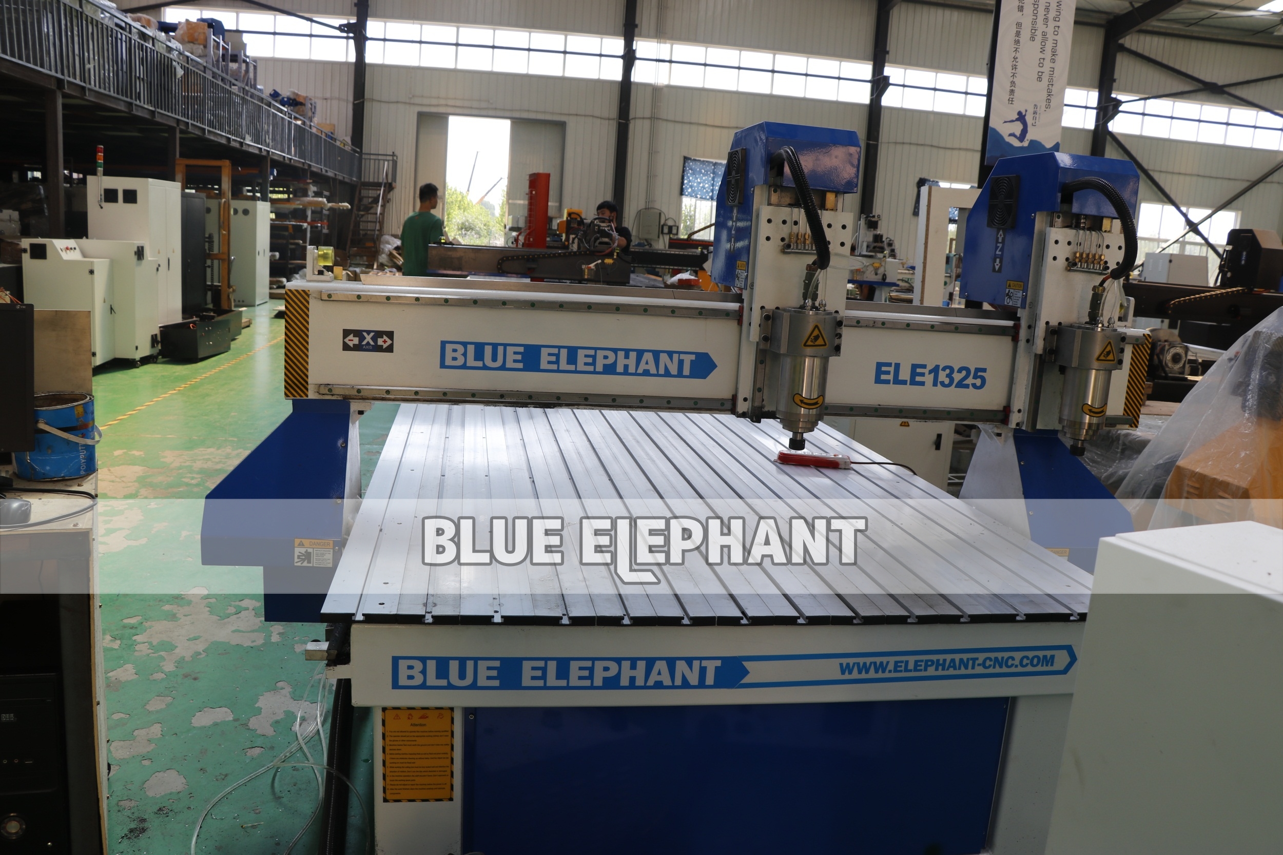 紅木家具數(shù)控3頭雕刻機(jī)生產(chǎn)廠家  櫥柜門衣柜門4工序開料機(jī)價格