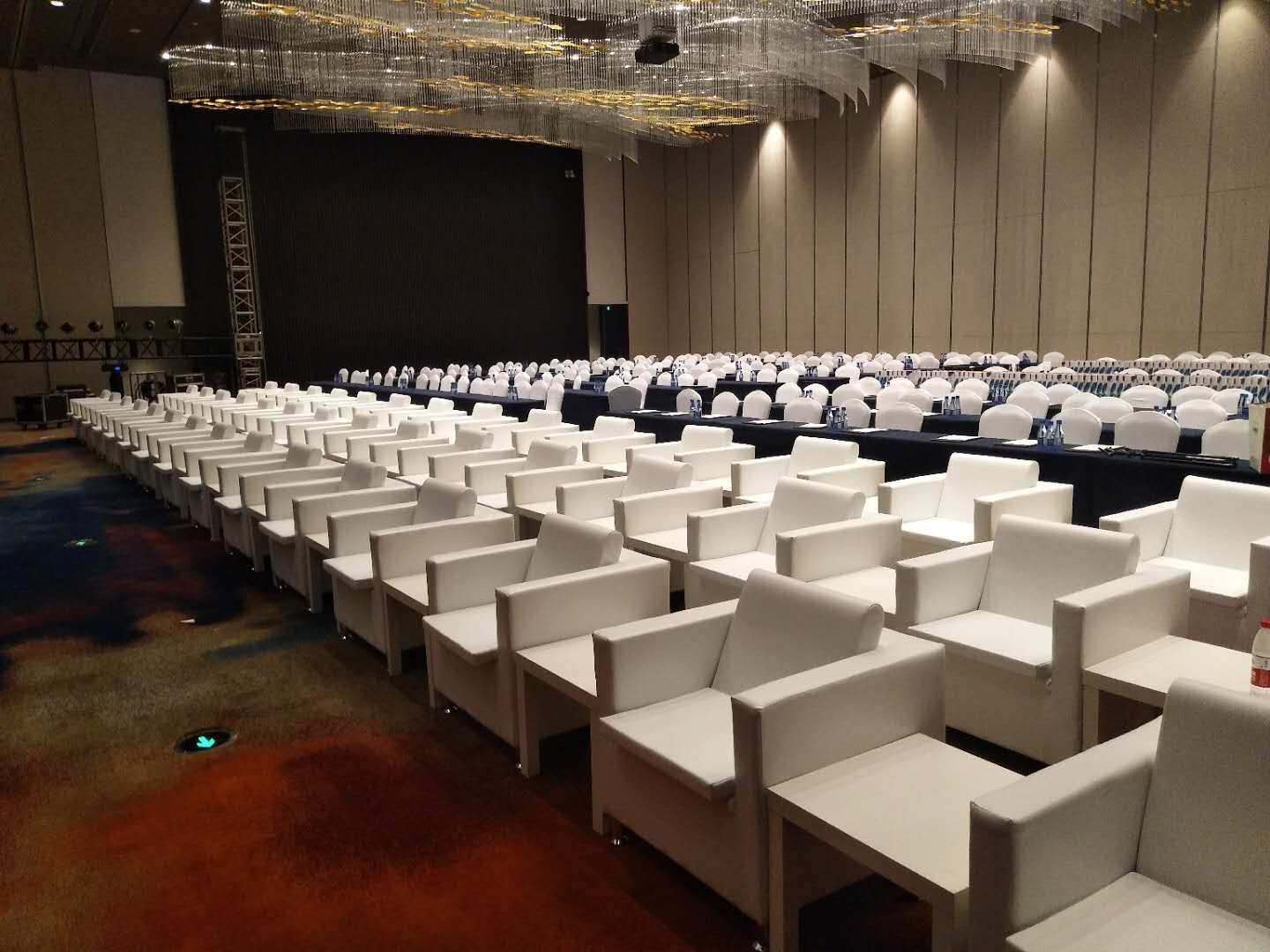 桌椅會(huì)議桌椅會(huì)議沙發(fā)面包凳活動(dòng)物料全市*出租即租即用方便可靠