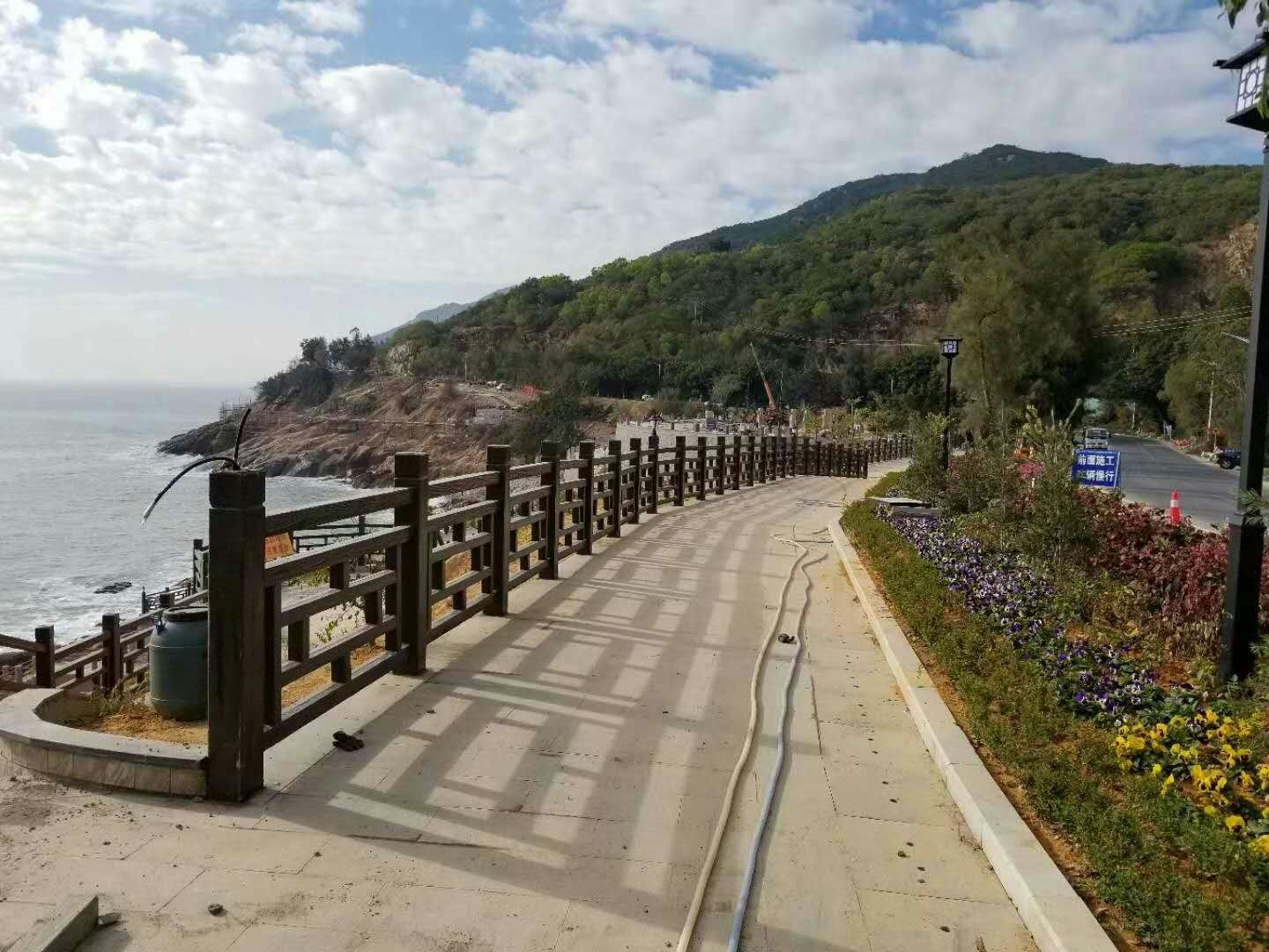 水泥仿木護(hù)欄  窗欞護(hù)欄是怎么做出來的 水泥仿木護(hù)欄 窗欞護(hù)欄