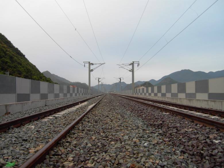 聲屏障高度 金屬聲屏障 隔音屏廠 永騰小區(qū)聲屏障的特點你知道哪些呢