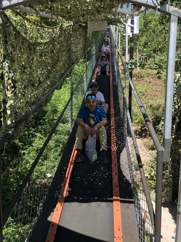 滑雪場輸送設(shè)備滑雪魔毯 專業(yè)生產(chǎn)雪地魔毯廠家