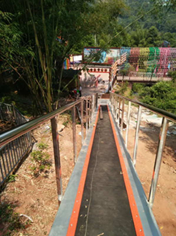 滑雪場輸送設(shè)備滑雪魔毯 專業(yè)生產(chǎn)雪地魔毯廠家