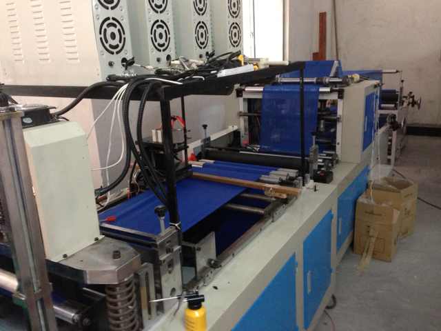 無紡布桑拿褲機(jī) 全自動無紡布內(nèi)褲制袋機(jī)