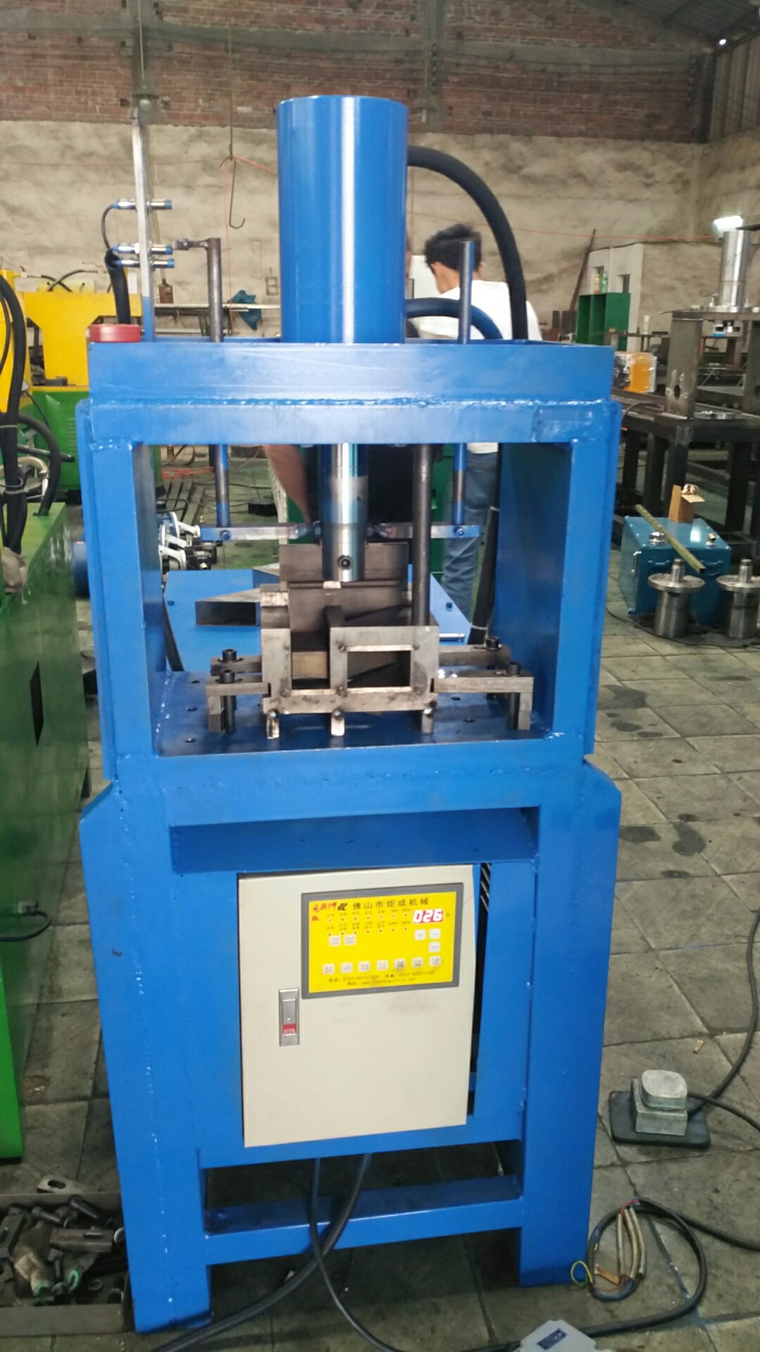 供應鋅鋼護欄沖孔機廠_不銹鋼沖孔機_防盜網(wǎng)沖孔機_佛山炬成機械護欄沖孔機廠家直銷