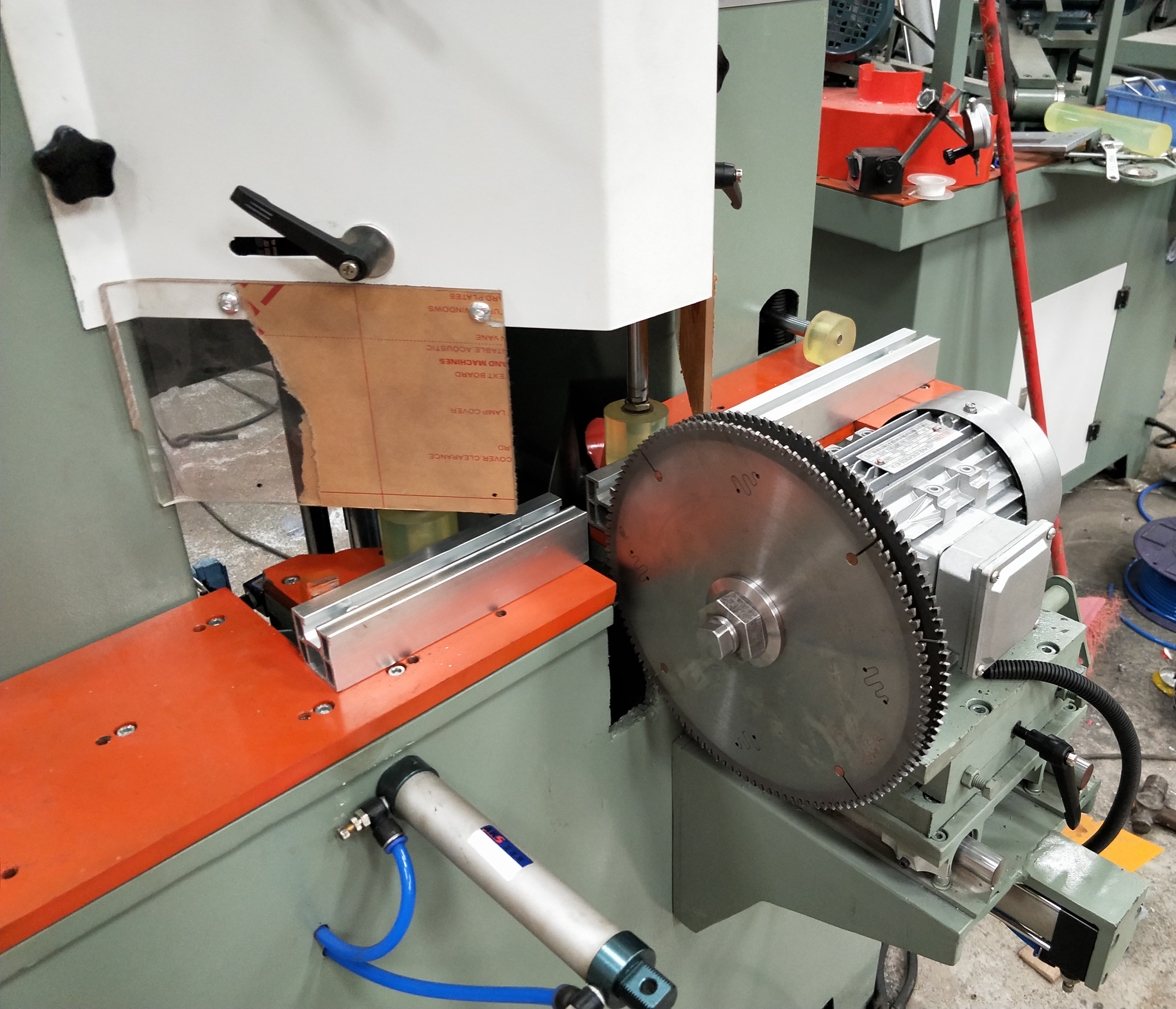 廠家直銷精密45度雙切護(hù)角一體機(jī)切角機(jī)相框十字繡切角機(jī)鋁型材切角機(jī)鋁合金門(mén)窗切角機(jī)