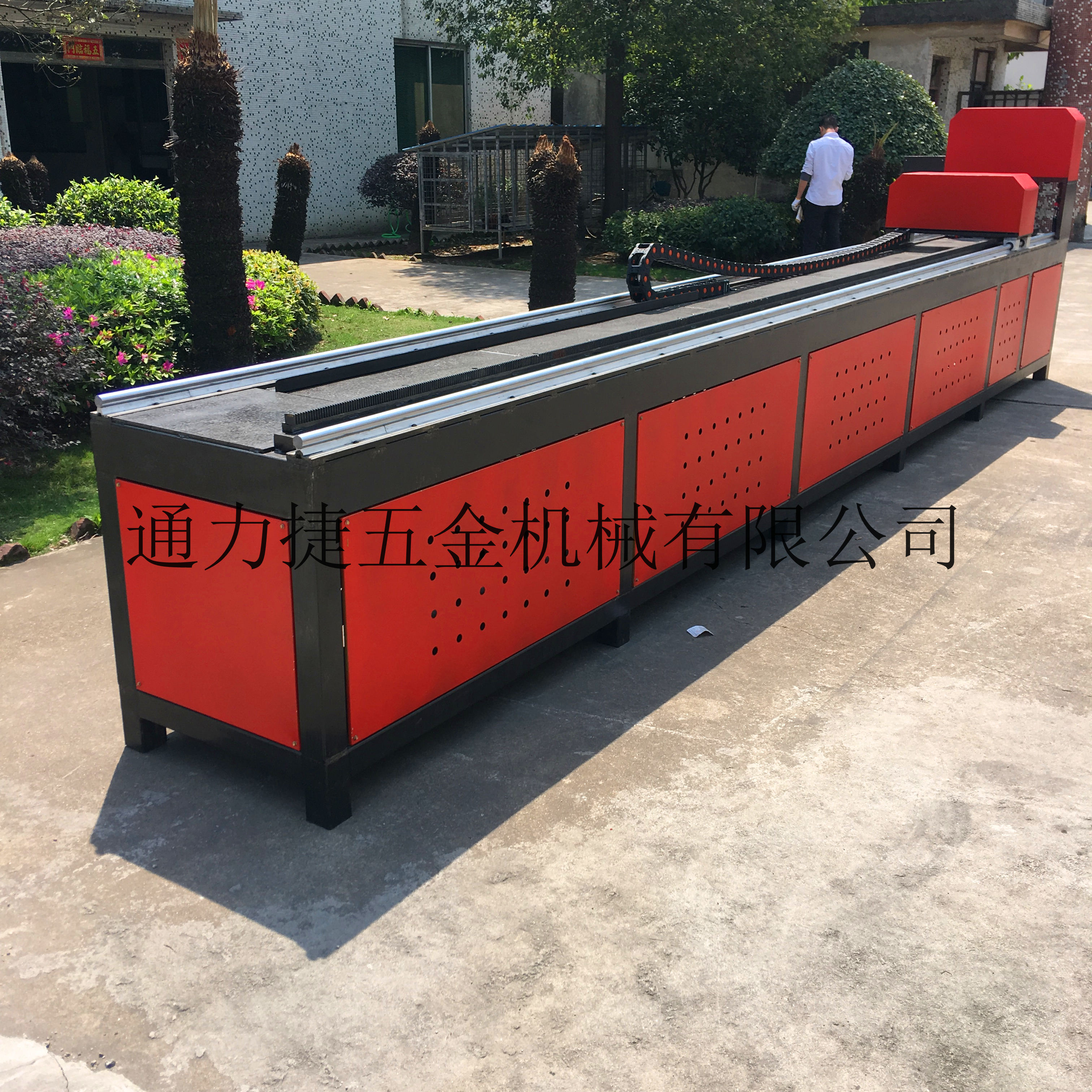 新款數(shù)控圓管沖孔機(jī) 全自動(dòng)風(fēng)管角鋼打孔機(jī) 貨架護(hù)欄沖孔全自動(dòng)