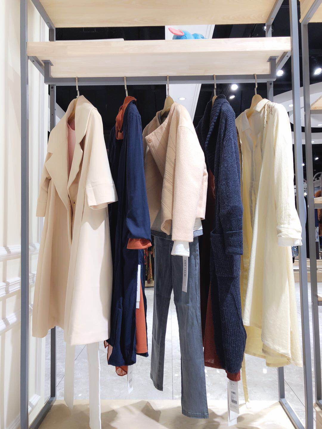 塵色品牌折扣女裝專柜外套尾貨批發(fā) 三標(biāo)齊全 一手貨源