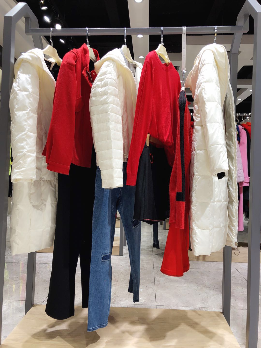 依目了然品牌折扣女裝18冬裝剪標(biāo)羽絨服貨源走份批發(fā)