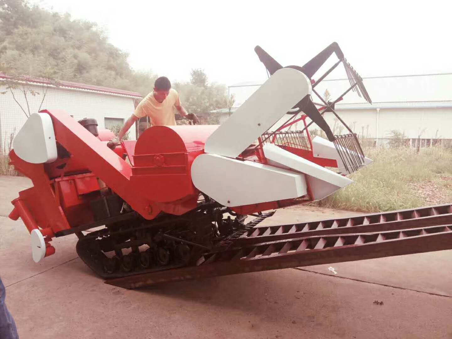 小型履帶式水稻收割機(jī) *率 *格的 小型稻麥聯(lián)合收割機(jī)價(jià)格 全國(guó)專車發(fā)貨