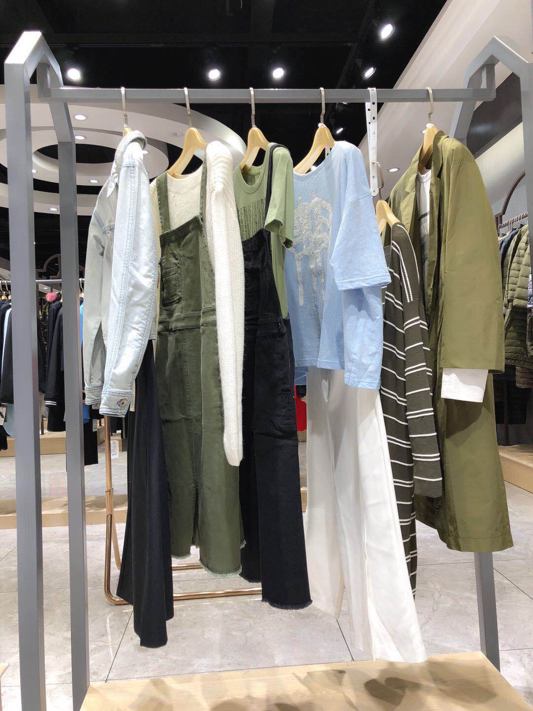 廠家原單2018秋裝梵凱品牌折扣女裝庫(kù)存貨源批發(fā) 免費(fèi)加盟