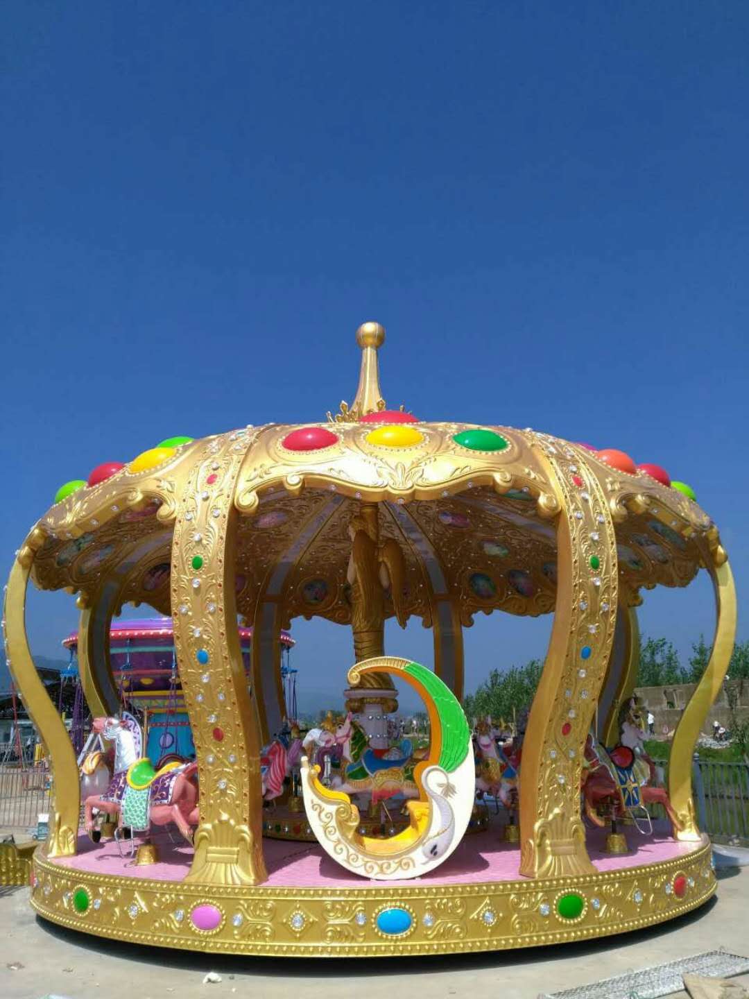 鄭州神童游樂設(shè)備廠家生產(chǎn)新款室內(nèi)兒童12座旋轉(zhuǎn)皇冠轉(zhuǎn)馬