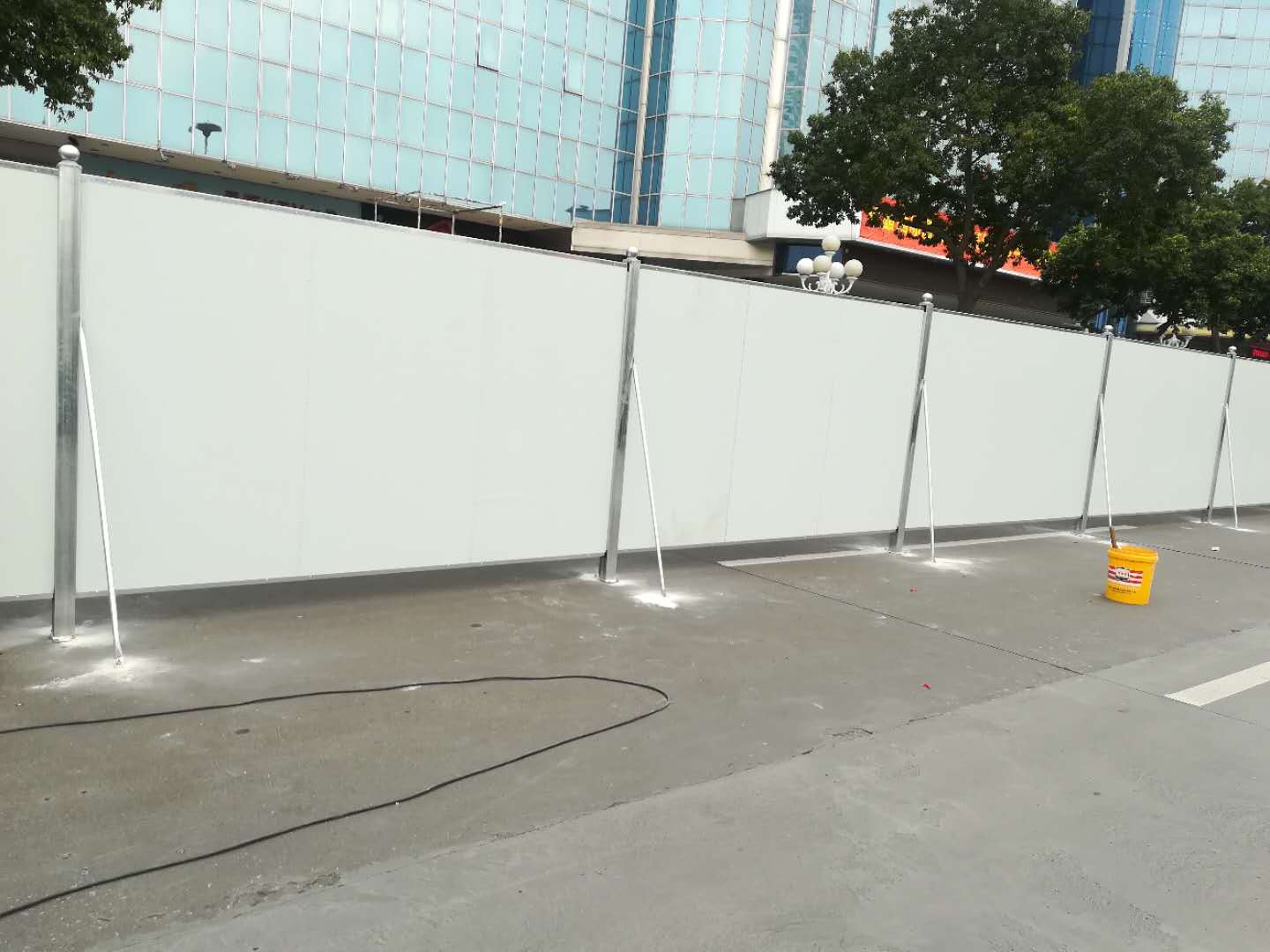 道路建筑工程圍蔽擋板防風(fēng)防水彩鋼夾芯板圍擋新會(huì)工場(chǎng)施工現(xiàn)場(chǎng)安裝夾芯板