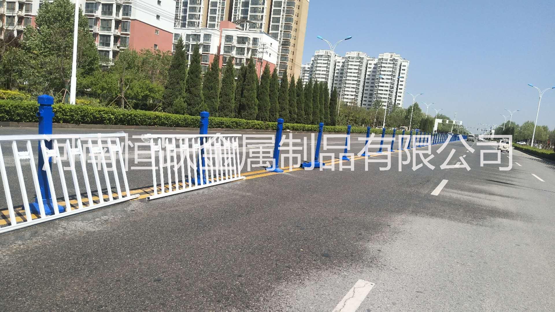 現(xiàn)貨供應(yīng)許昌交通隔離護(hù)欄 城市機(jī)非隔離欄 道路廣告版護(hù)欄