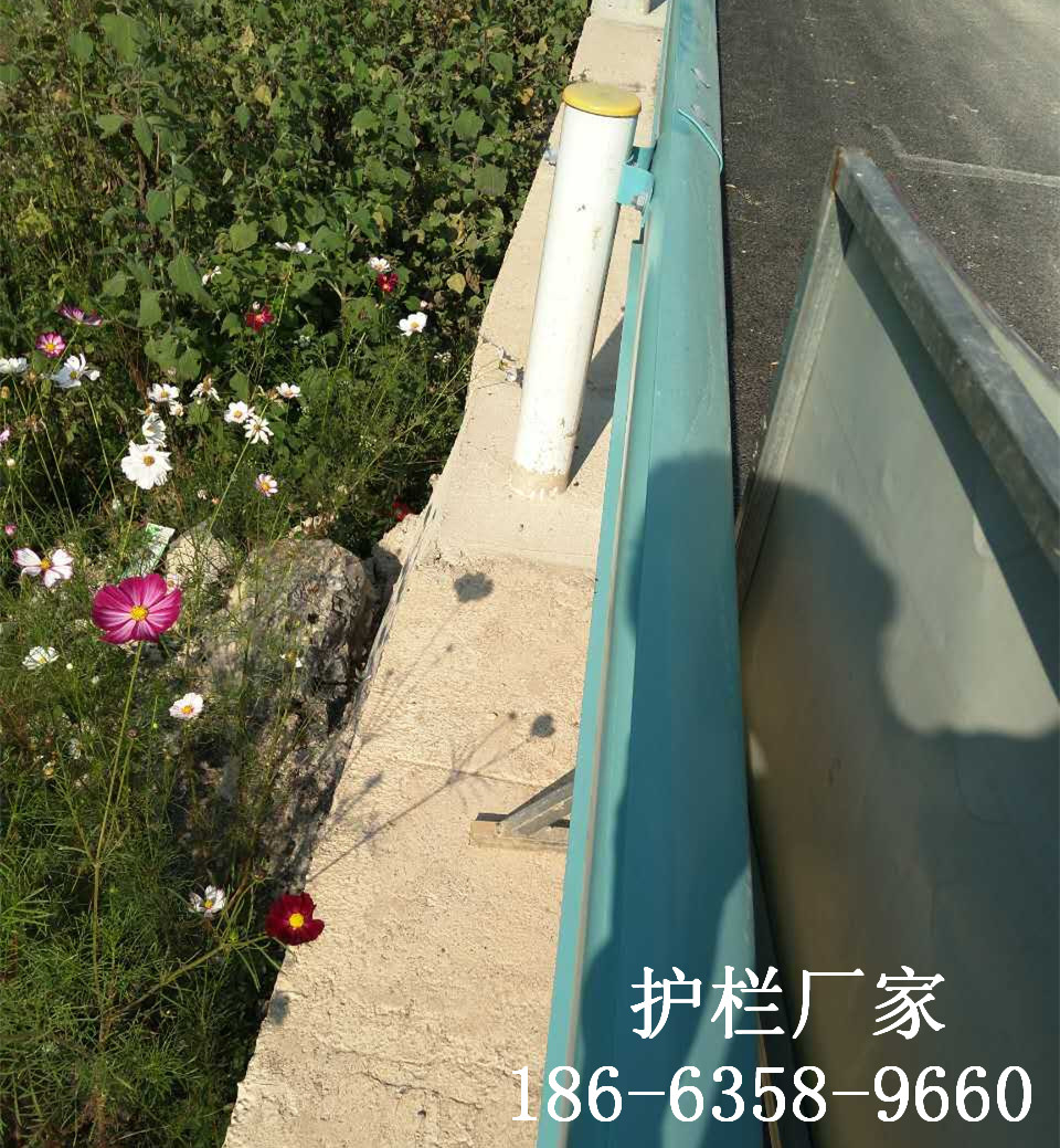 四川遂寧波形護欄板廠家 防護欄安裝報價 波形防撞護欄板
