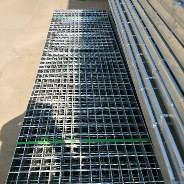廠家直銷平臺鋼格柵板系列產(chǎn)品/踏步格柵板/水溝蓋板（優(yōu)質(zhì)*）