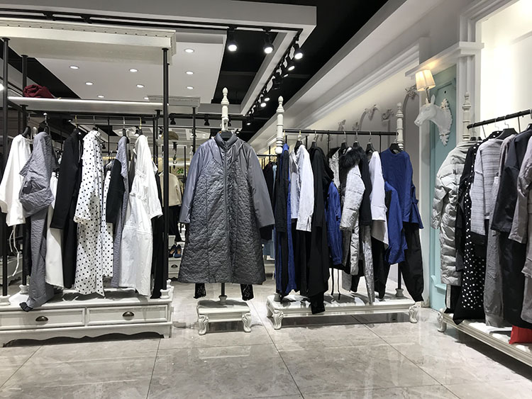 人氣女裝｜巴麗景+婭尼人氣女裝｜巴麗景+婭尼蒂凘18冬，三薈品牌折扣女裝尾貨一手貨源批發(fā)蒂凘18冬