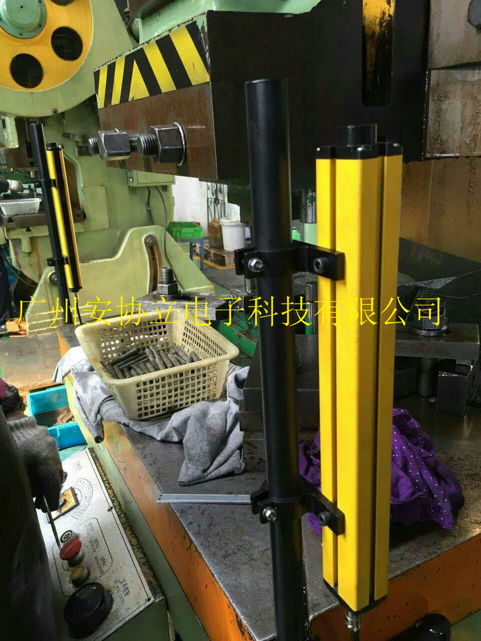 成都供應(yīng)舊衣服打包機(jī)上的安全光柵