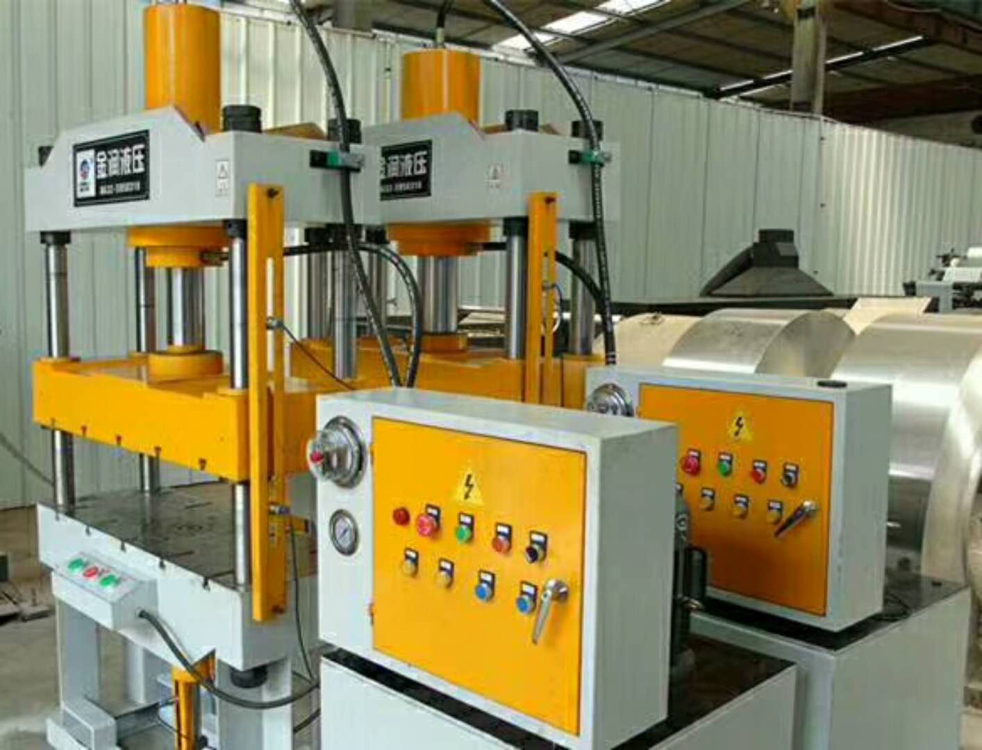 金潤機(jī)械三梁四柱液壓機(jī)