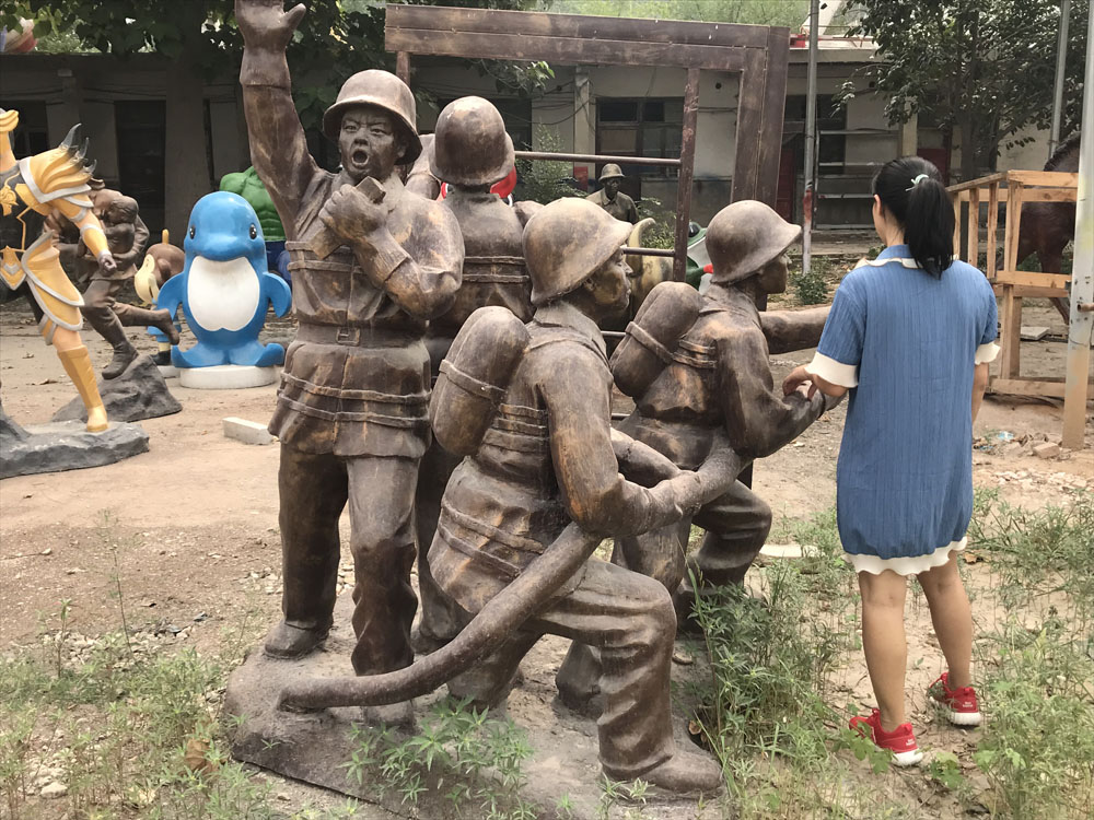 消防員救火銅雕