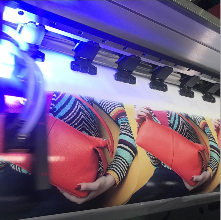 3.2米UV卷材機(jī)三頭白彩油8D效果UV卷材寫真機(jī)噴繪機(jī) 3.2米UV卷材白彩油寫真打印機(jī)