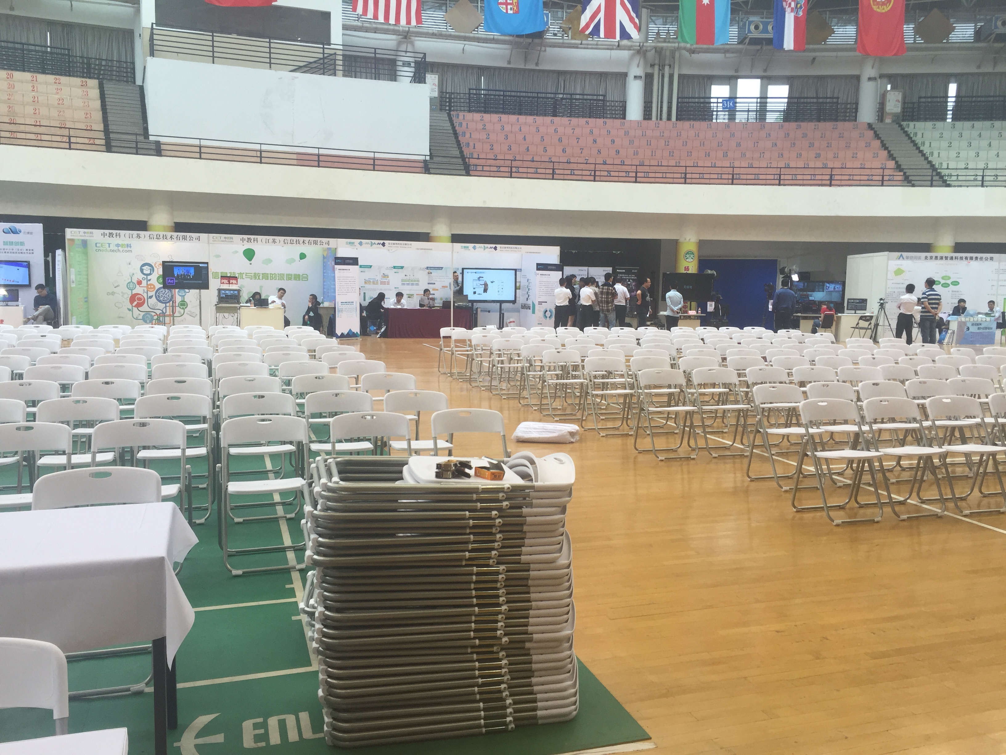 沙發(fā)租賃  方凳租賃   鄭州宴會服務貴賓椅租賃 方凳租賃 折疊椅租賃 沙發(fā)租賃