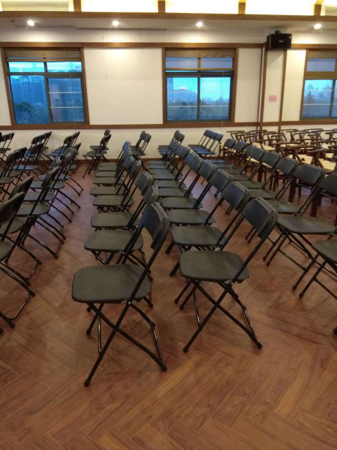 徐匯區(qū)折疊椅租賃_黑色折疊椅出租電話_宴會桌椅租賃