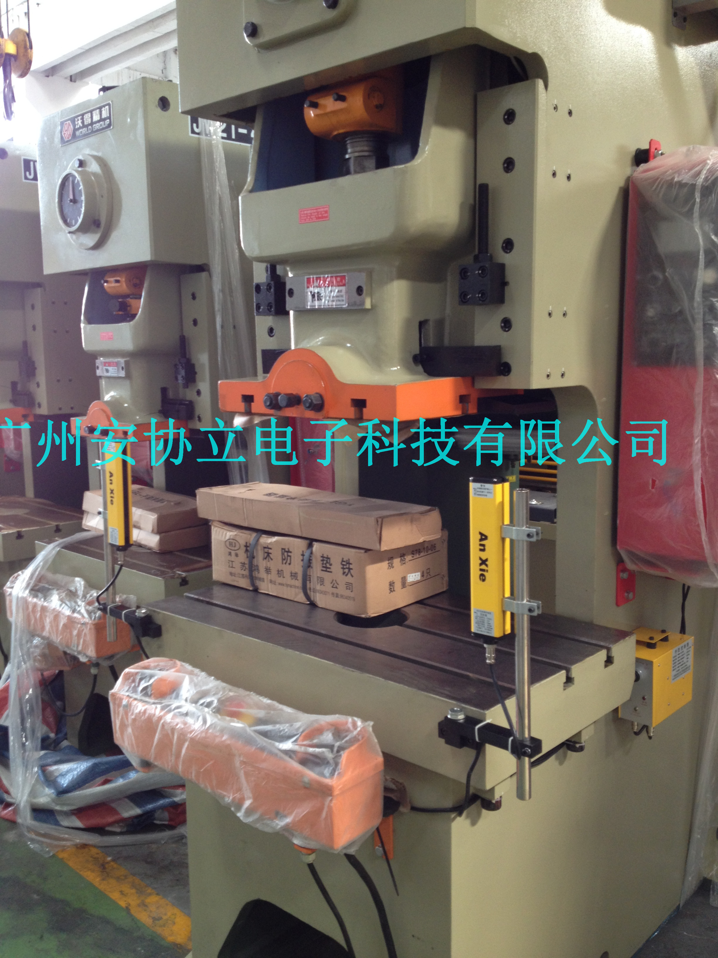 質(zhì)保3年HNE15-4810真空箱氦檢漏回收系統(tǒng)安全光幕