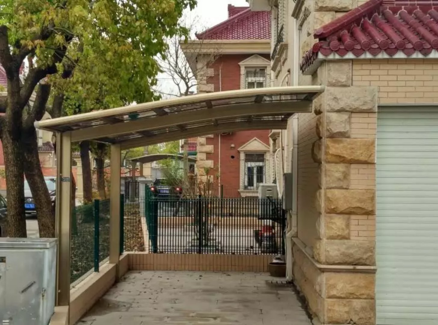 北京耐力板車棚鋁合金汽車停車棚庭院?jiǎn)芜呠嚺飫e墅膜結(jié)構(gòu)車棚雨搭