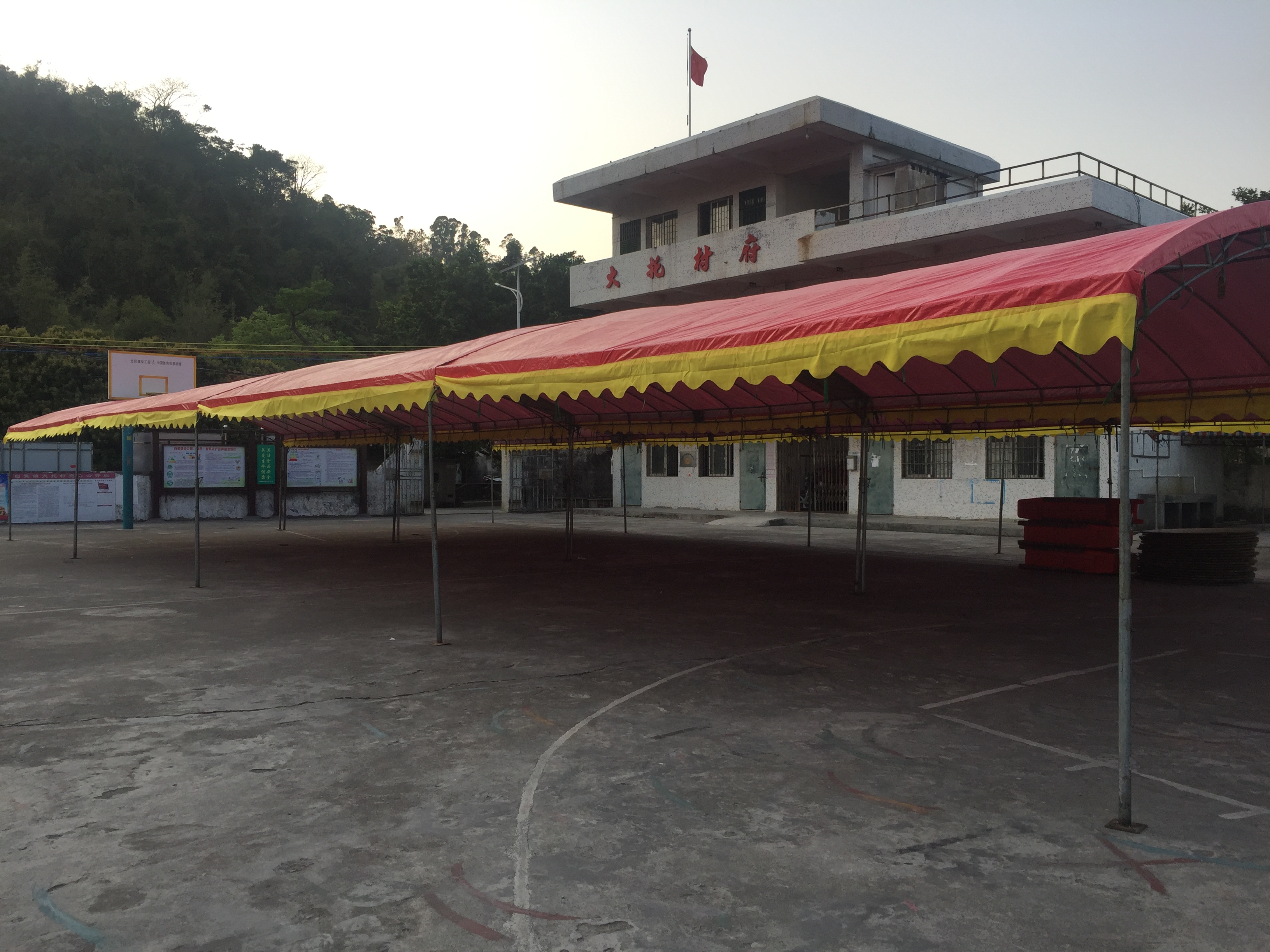 海南婚慶喜棚農(nóng)村酒席帳篷容易折疊收放喜慶婚宴帳篷移動(dòng)定制廠家