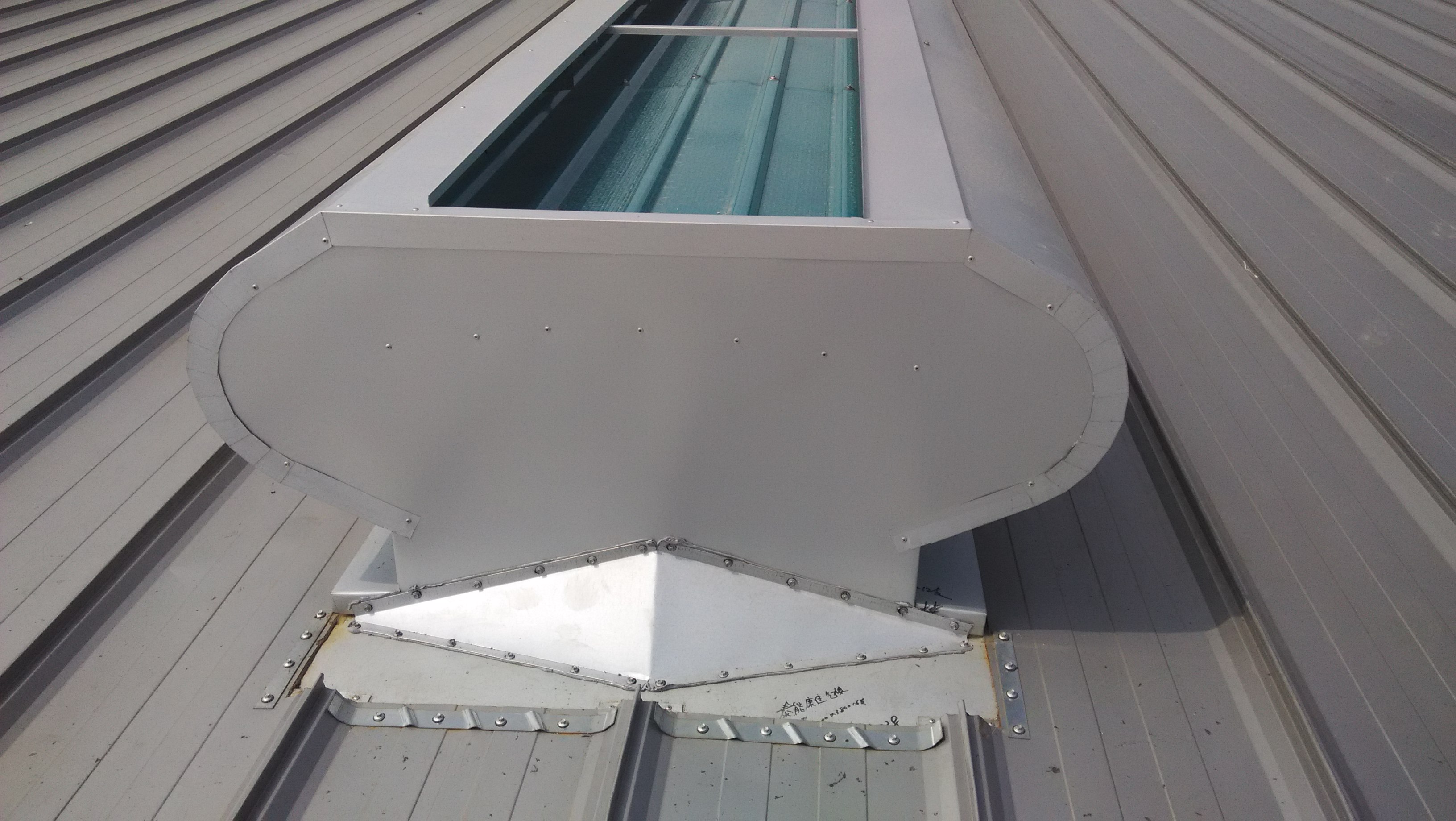 上海YB-900順坡采光弧形通風(fēng)器安裝