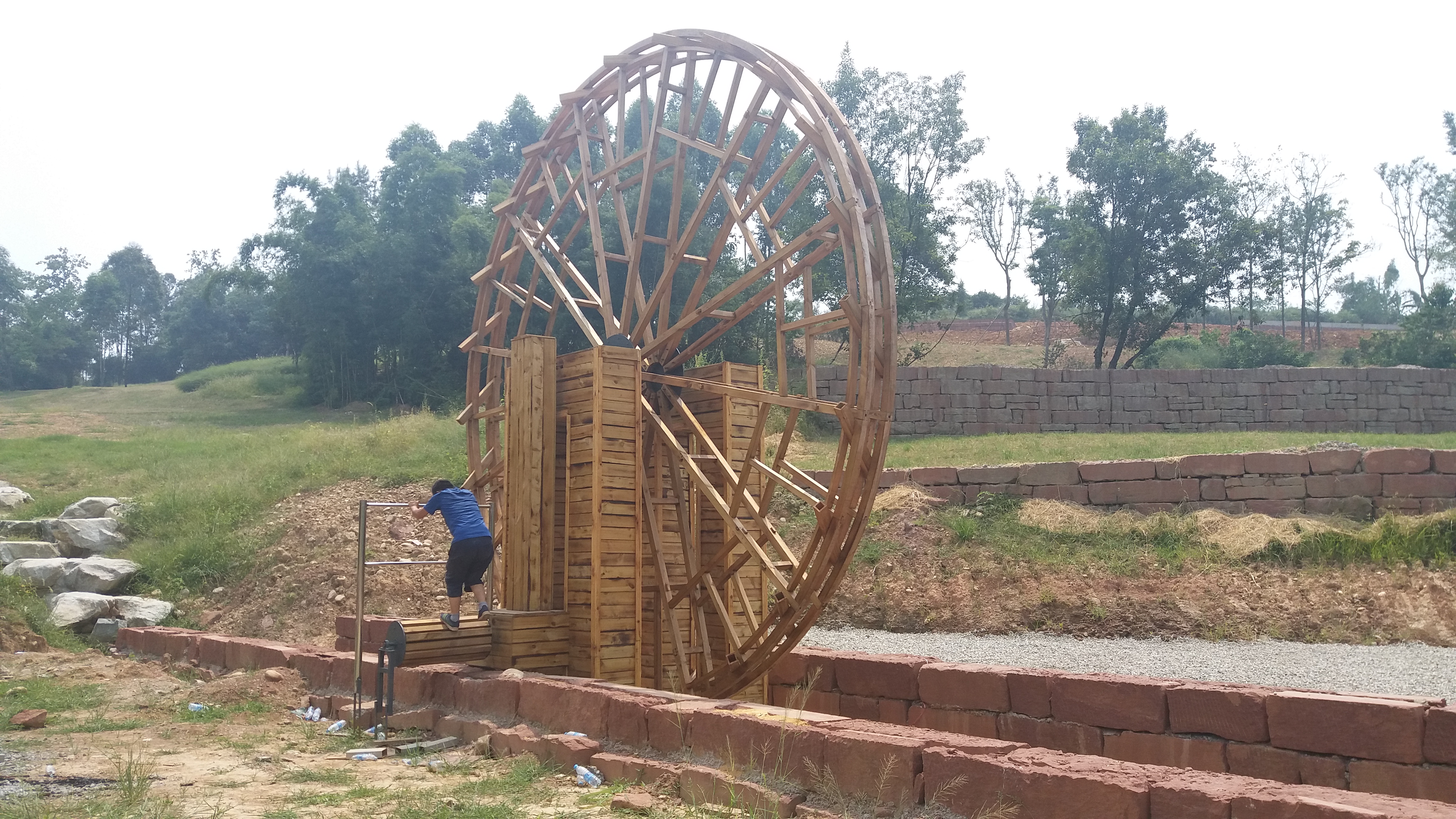 生產(chǎn)景區(qū)木制風(fēng)車/水車的廠家 哪里有生產(chǎn)景區(qū)木制發(fā)電風(fēng)車/水車的廠家